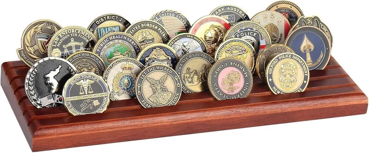 Military Challenge Coins Display Holder in legno massello 6 file Rack Case contiene 42 monete Challenge Coins Stand Challenge Coin Display Collector Holder Marrone scuro