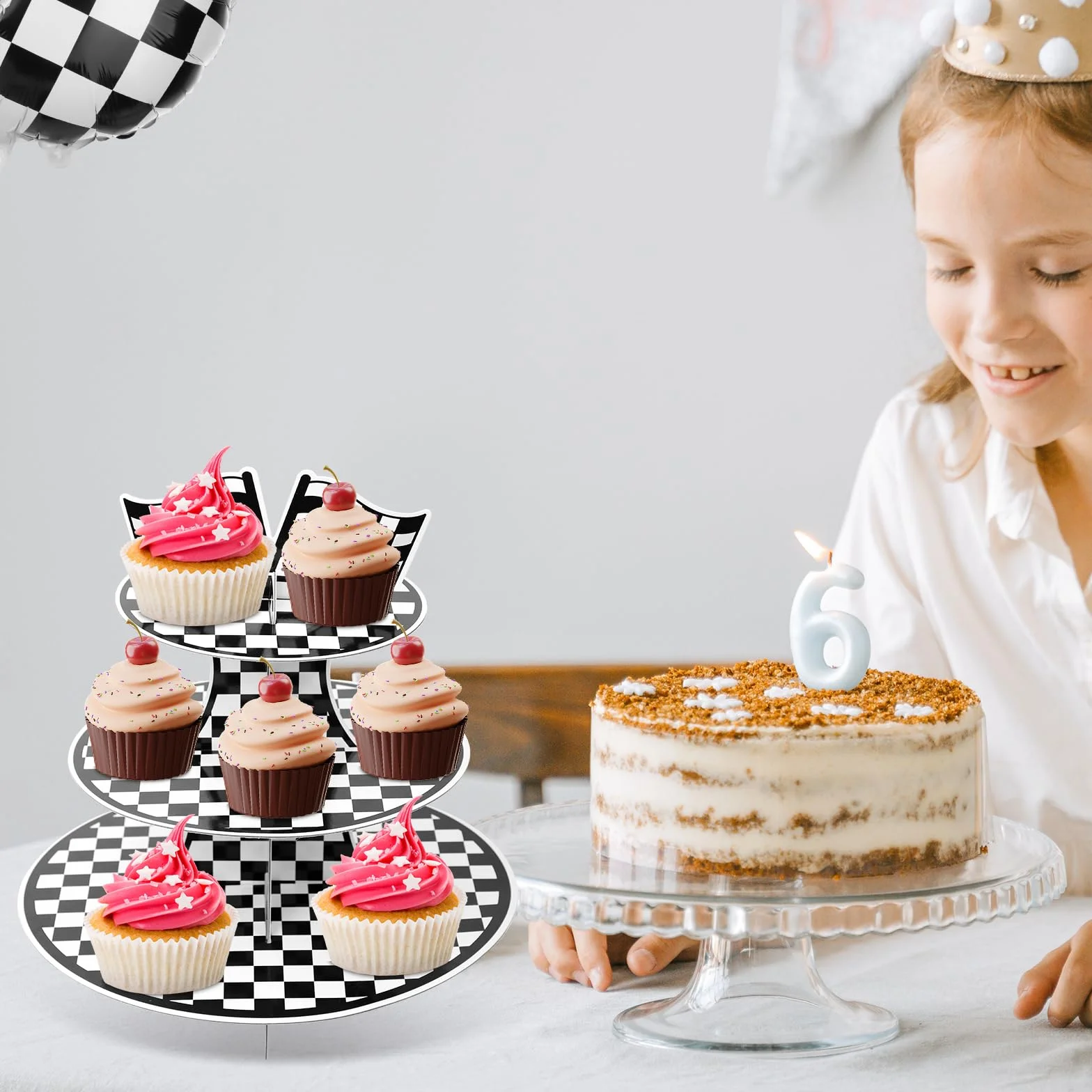 PEUTIER 2pz Decorazioni per Feste di Compleanno Auto, Supporto per Cupcake 3 Livelli per 48 Cupcake con Bandiera Scacchi in Bianco e Nero Forniture per Feste a Tema Auto per Ragazzi Uomini