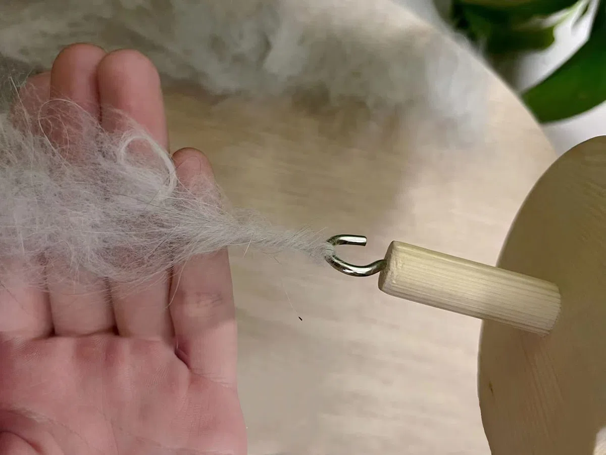Felicità fatta a mano: set di 2 mandrini a mano in legno con filato Whorl – strumento perfetto per filatura a mano e lana