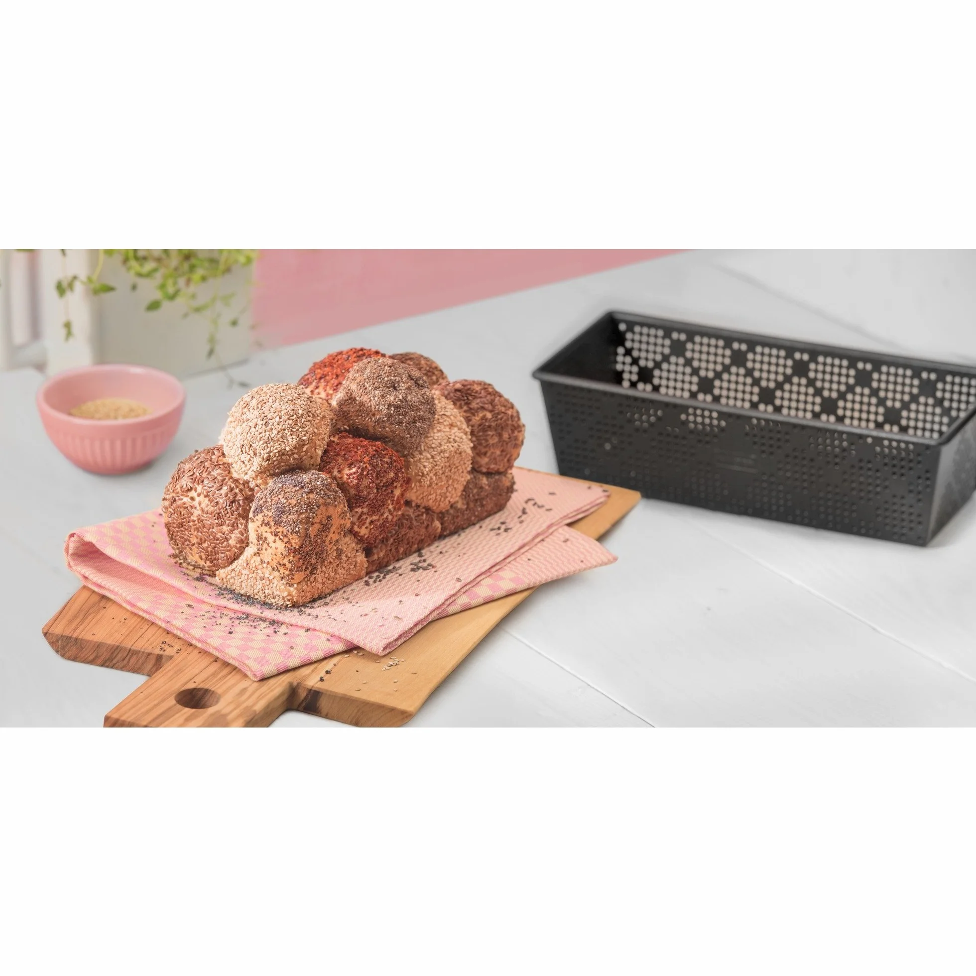 Kaiser - Forma per il pane Inspiration, perforato, 30 cm, con rivestimento antiaderente in acciaio, ricettario incluso