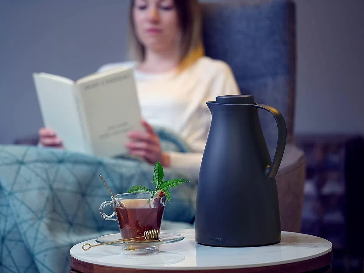 Caraffa thermos Leifheit Harmonic 1L, 100% a prova di perdite, borraccia termica caffè caldo fino a 24 ore, aprire, chiudere, servire con una mano, brocca per caffè senza BPA, teiera moderna, blu