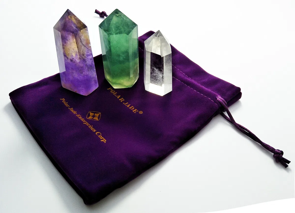 Set di 3 bacchette di cristallo curativo composto da 3 pietre: quarzo trasparente, fluorite e ametista, prisma sfaccettato appuntito, bacchette per reiki, chakra, meditazione e terapia, decorative