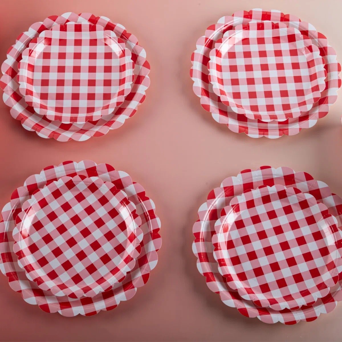 Set di piatti per feste, bicchieri e tovaglioli per 25 ospiti, include piatti di carta smerlati a quadretti rossi (17,8 e 22,9 cm), perfetti per feste, eventi e celebrazioni