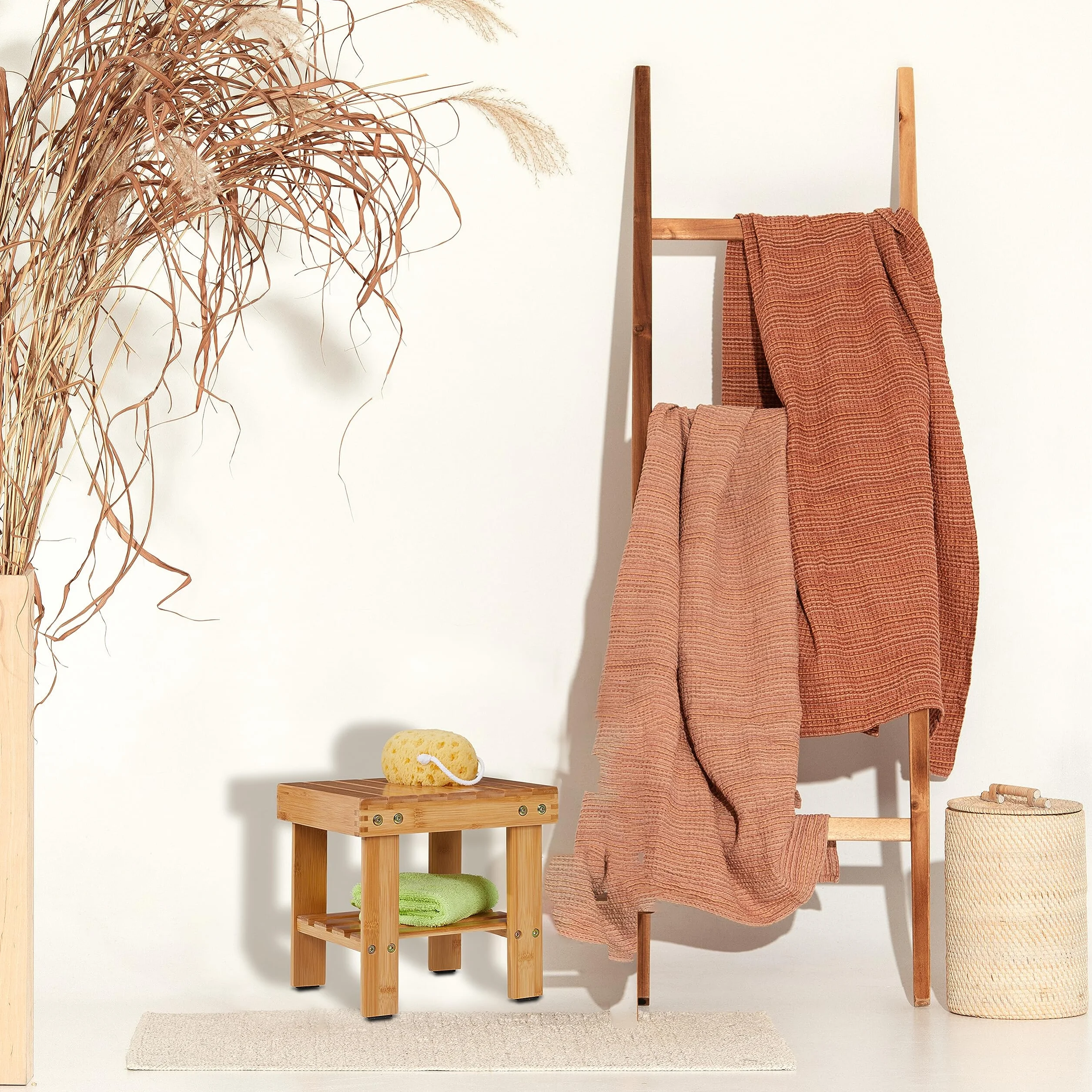 Relaxdays Sgabello da Bagno con Ripiano, Mobiletto in bambù, 26 x 27 x 22,5 cm, Sgabellino per Corridoio, Marrone Chiaro