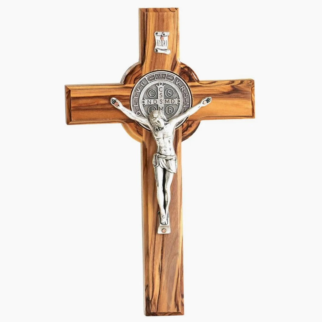KASSIS Crocifisso di San Benedetto fatto a mano - Croce da parete in legno d'ulivo 16 cm - Regalo per nascita, battesimo, cresima e comunione - Decorazioni religiose per la casa