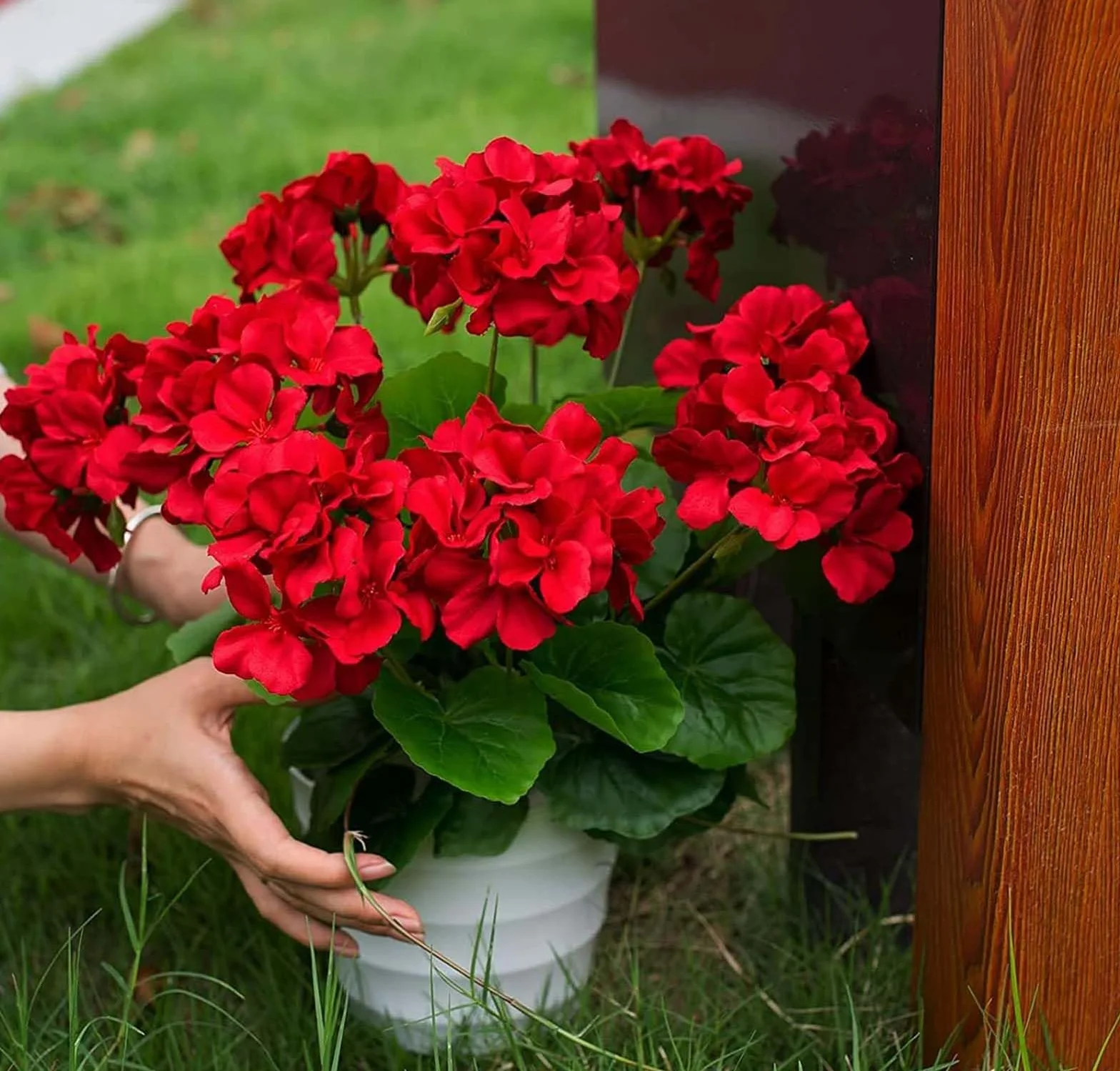 Laelfe 4 Pcs Gerani Rossi Finti da Esterno, Fiori Finti Artificiali Geranio per Esterno Balcone Patio Cimitero Sospensione di Fioriere Decorazione per Tavolo (Rosso-4 Pcs)