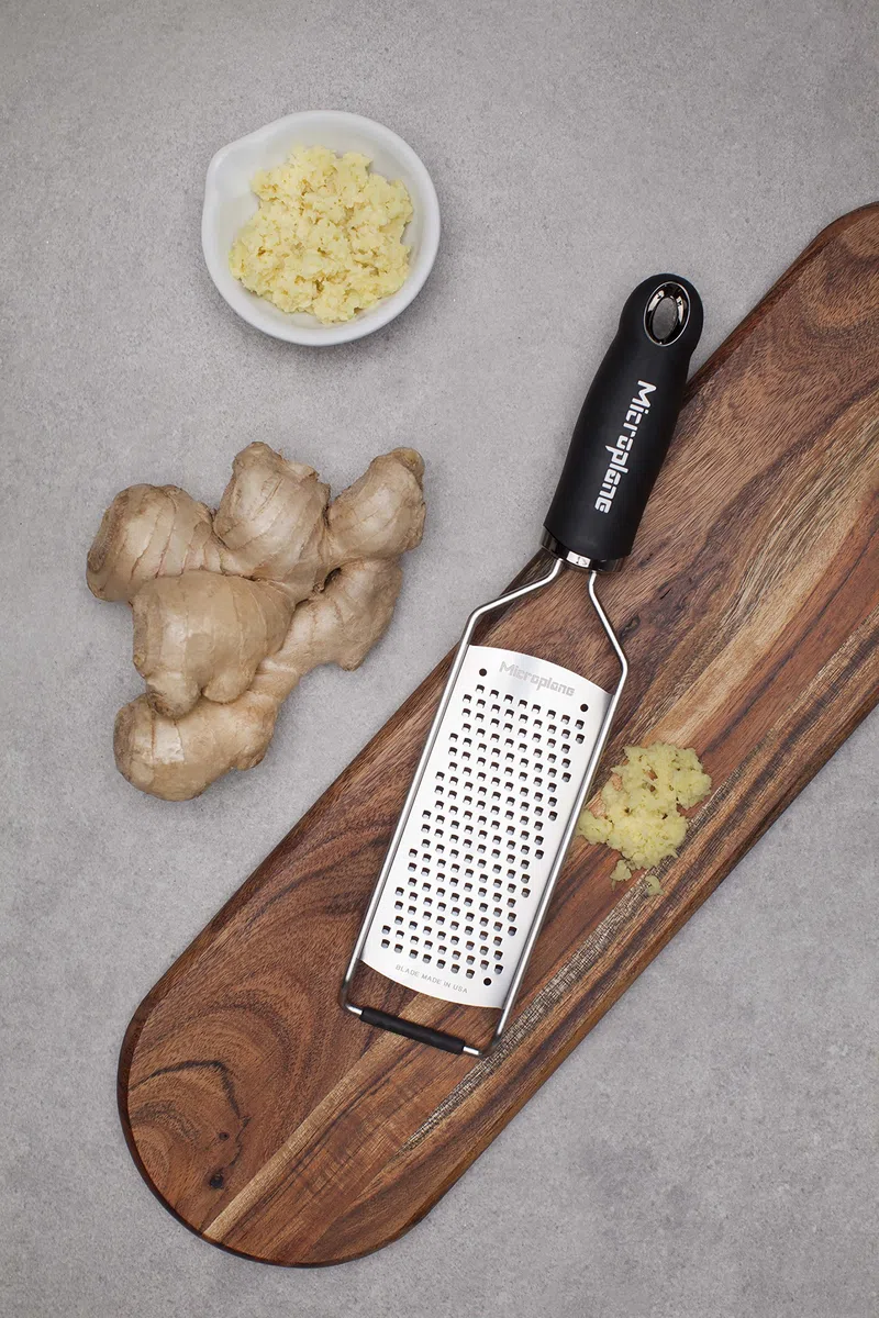 Microplane Grattugia da Cucina Lama Spessa Acciaio Inossidabile Nera Serie Gourmet Ideale per Formaggio, Carota, Zenzero, Noce di Cocco e Rafano