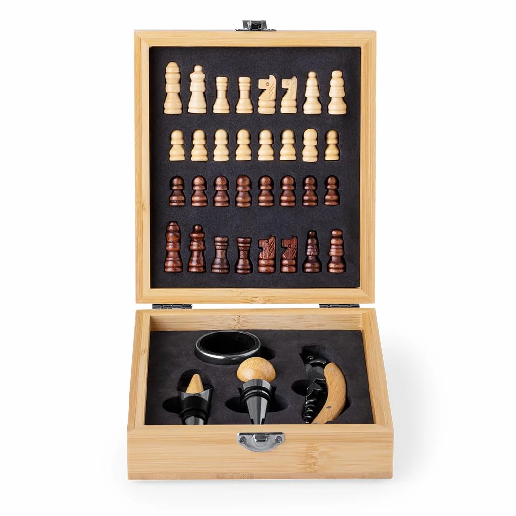 Set Regalo Vino e Scacchi in bambù, Scatola Elegante con Accessori (Cavatappi, Versatore, Tappo, Taglia Capsule), Idea Regalo Originale per Amanti del Vino