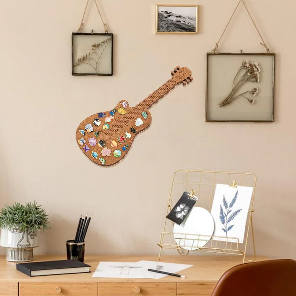 BENECREAT Pannello di Sughero con Spilla per Chitarra, Bacheca Espositiva Da 40x16.7cm, Bacheca In Sughero Montata A Parete per Esposizione di Spille e Spilli, Home Decor
