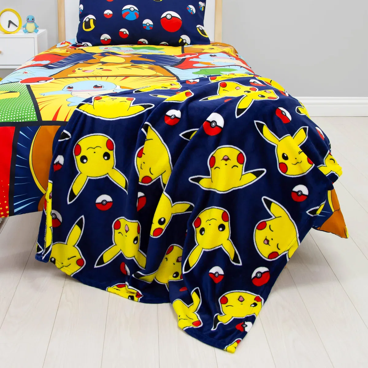 Character World Coperta in pile Pokemon, super morbida e calda, design Pikachu e Pokeball, perfetta per casa, camera da letto, pigiama party e campeggio, dimensioni 100 x 150 cm, blu