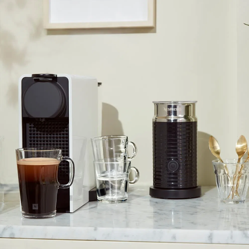 NESPRESSO Aeroccino 3, Montalatte elettrico per cappuccino, 3 funzioni: schiuma calda, fredda e latte caldo, colore Nero