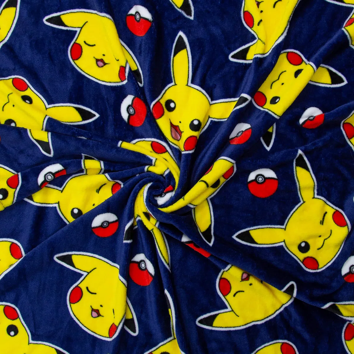 Character World Coperta in pile Pokemon, super morbida e calda, design Pikachu e Pokeball, perfetta per casa, camera da letto, pigiama party e campeggio, dimensioni 100 x 150 cm, blu