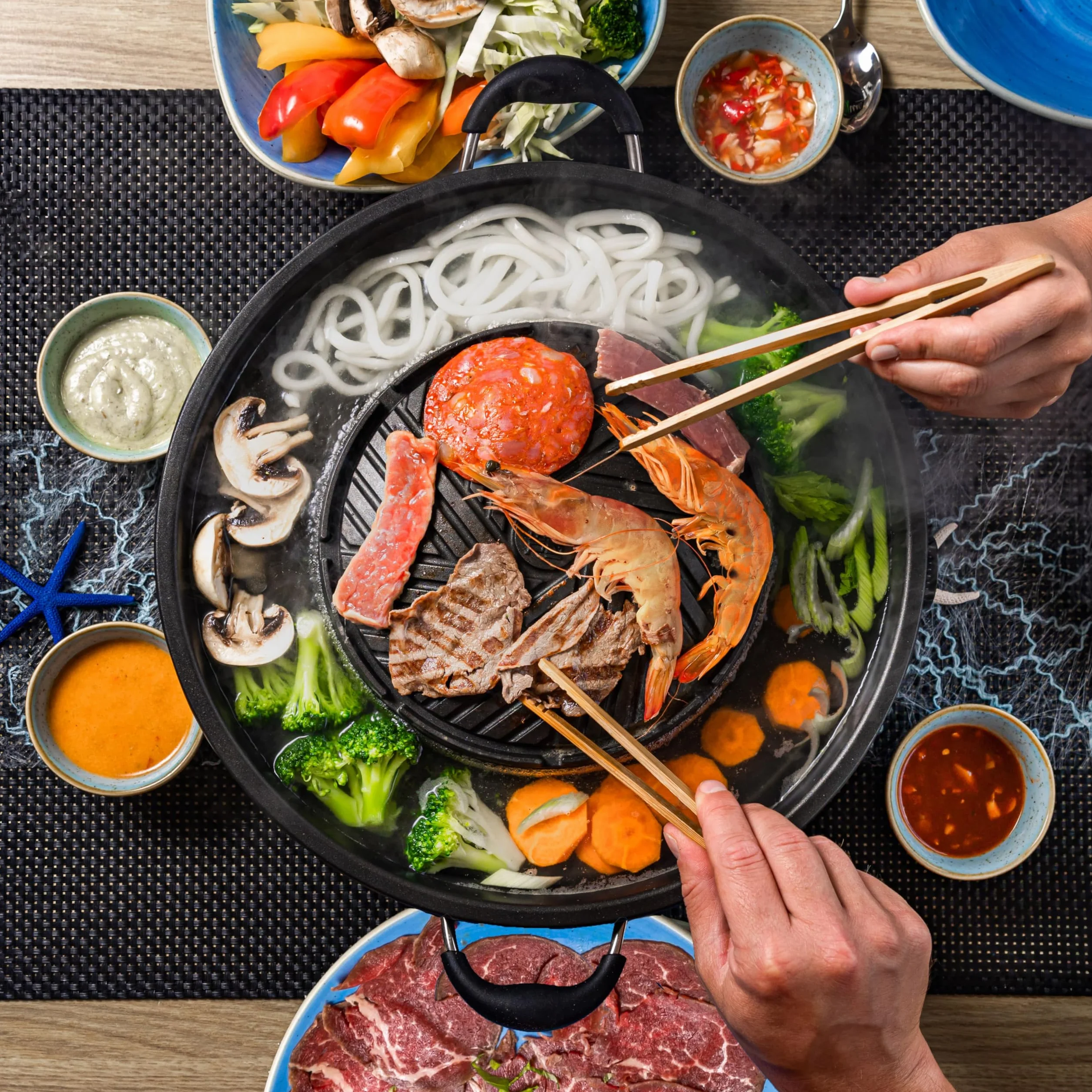 TomYang Hot Pot Premium – con Accessori Premium e Coltello Santoku. L’Originale Thai Grill e Hot Pot, Rivestimento Antiaderente Svizzero. Korean BBQ Grill, Hotpot, Pentola Mookata