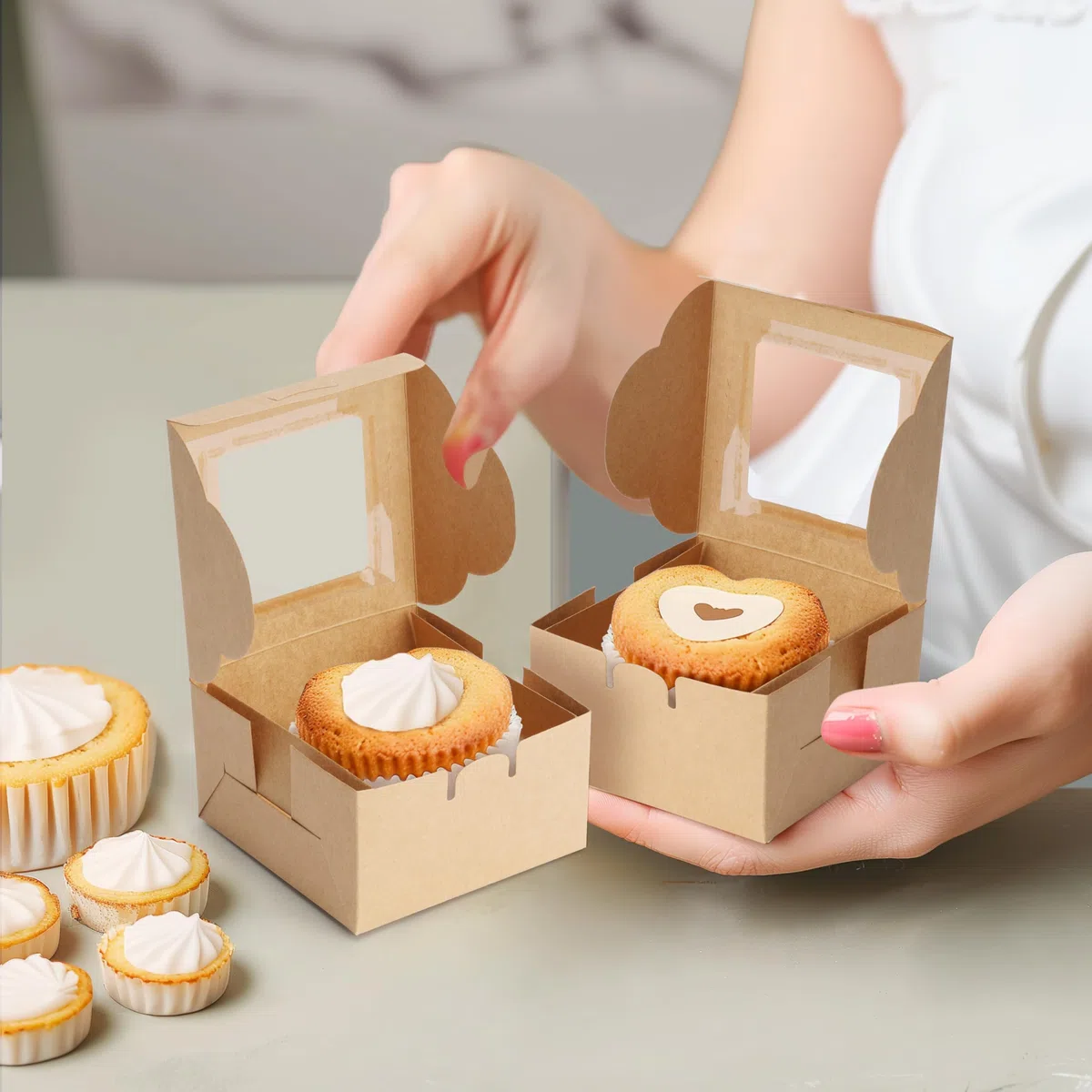 BELLE VOUS Scatoline Cartone Bomboniere - Set di 50 Scatoline Regalo per Dolci - Scatole Bomboniere Matrimonio Battesimo Laurea - Scatola Kraft con Finestra - Scatole Cartone Piccole 10,16 x 5,7 cm