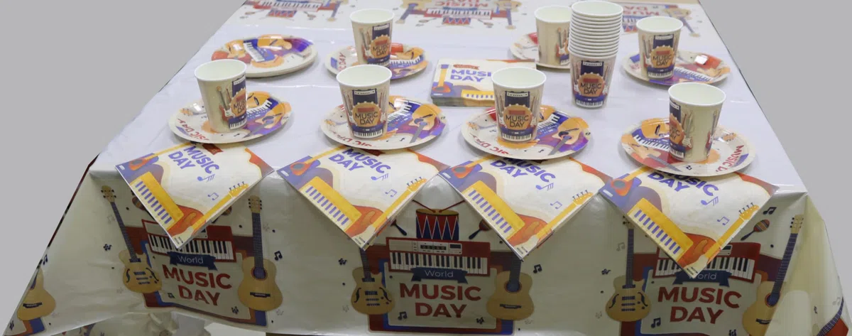 Piano Music Day Theme - Servizio da tavola per feste di compleanno dei bambini, 61 pezzi, compresi piatti di carta, bicchieri, tovaglioli e tovaglie, adatto per 20 persone