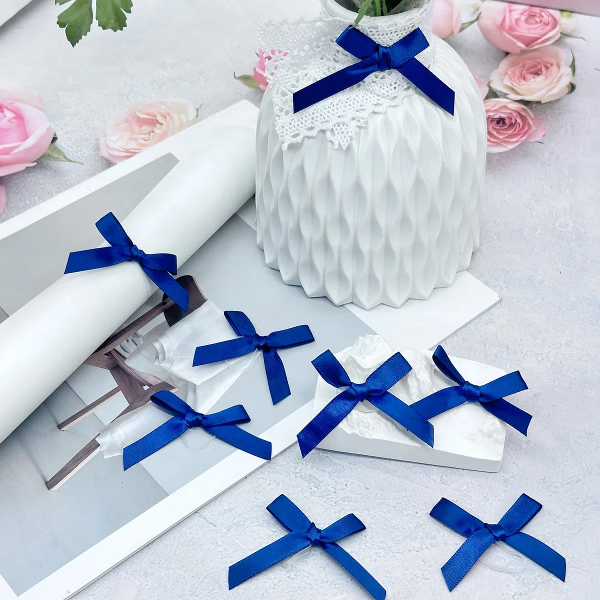 100 pezzi Fiocco con elastico Fiocchi per il fai da te Bowknot Minifiocchi Fiocchi in nastro di raso Fiocchi in raso con elastici per matrimoni, prodotti artigianali (Blu marino)