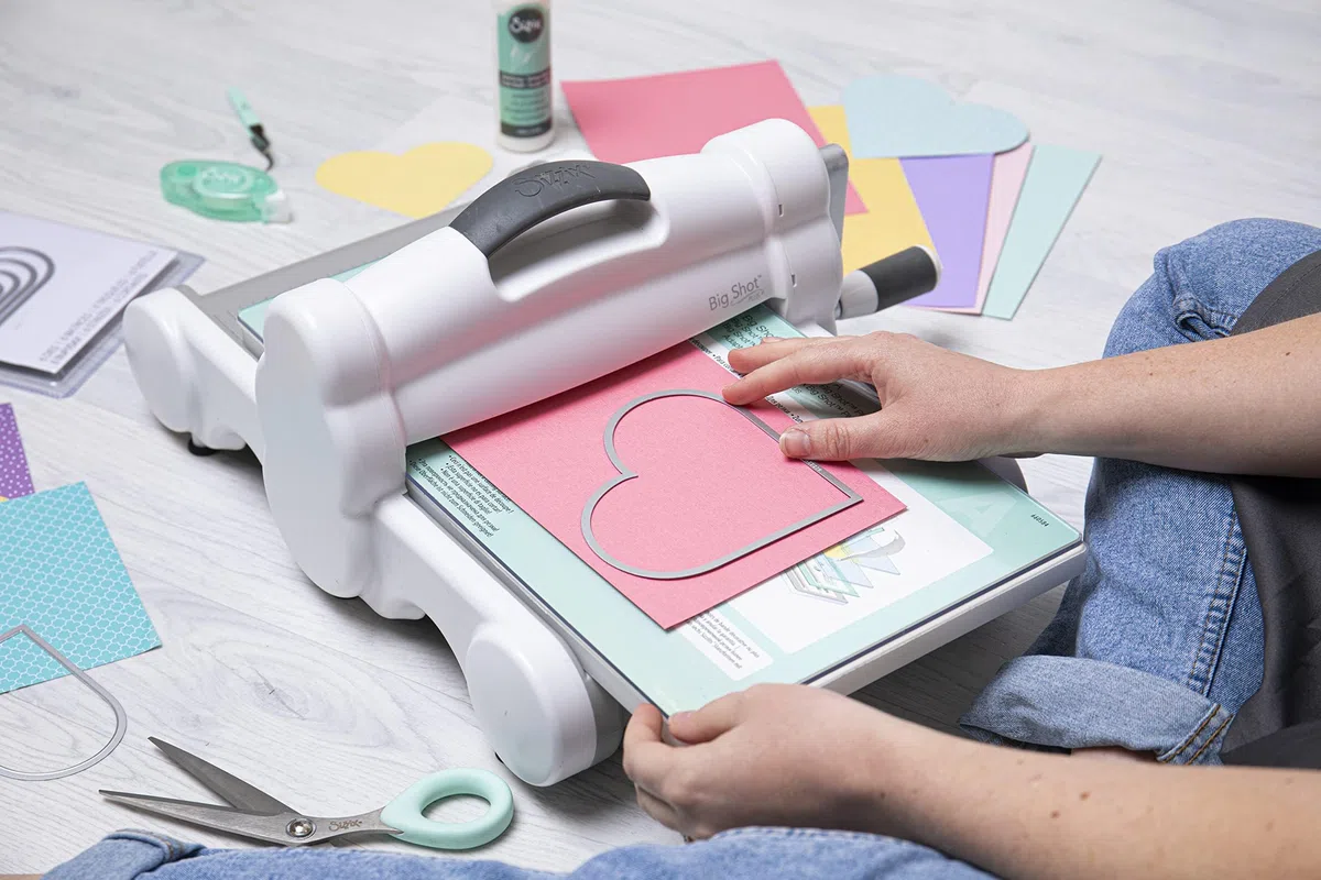 Macchina per fustellatura e goffratura Sizzix Big Shot Plus per arte e artigianato, ideale per realizzare biglietti, scrapbooking, adesivi e scrivere diari | A4 da 21 cm