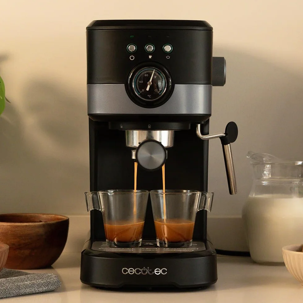 Cecotec Macchina da Caffè Espresso Power Espresso 20 Pecan Pro. 1100 W, Tecnologia ForceAroma da 20 bar, Vaporizzatore Orientabile, Braccio Doppio, Piastra Riscaldatrice per Tazze