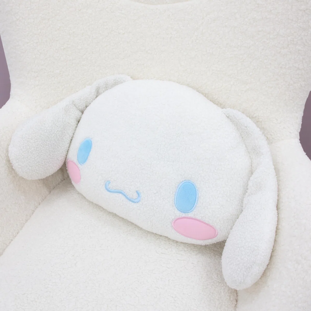 CHARACTER WORLD Cuscino con licenza ufficiale Hello Kitty Cinnamoroll a forma di cucciolo, perfetto per camera da letto o soggiorno, 33 x 40 cm