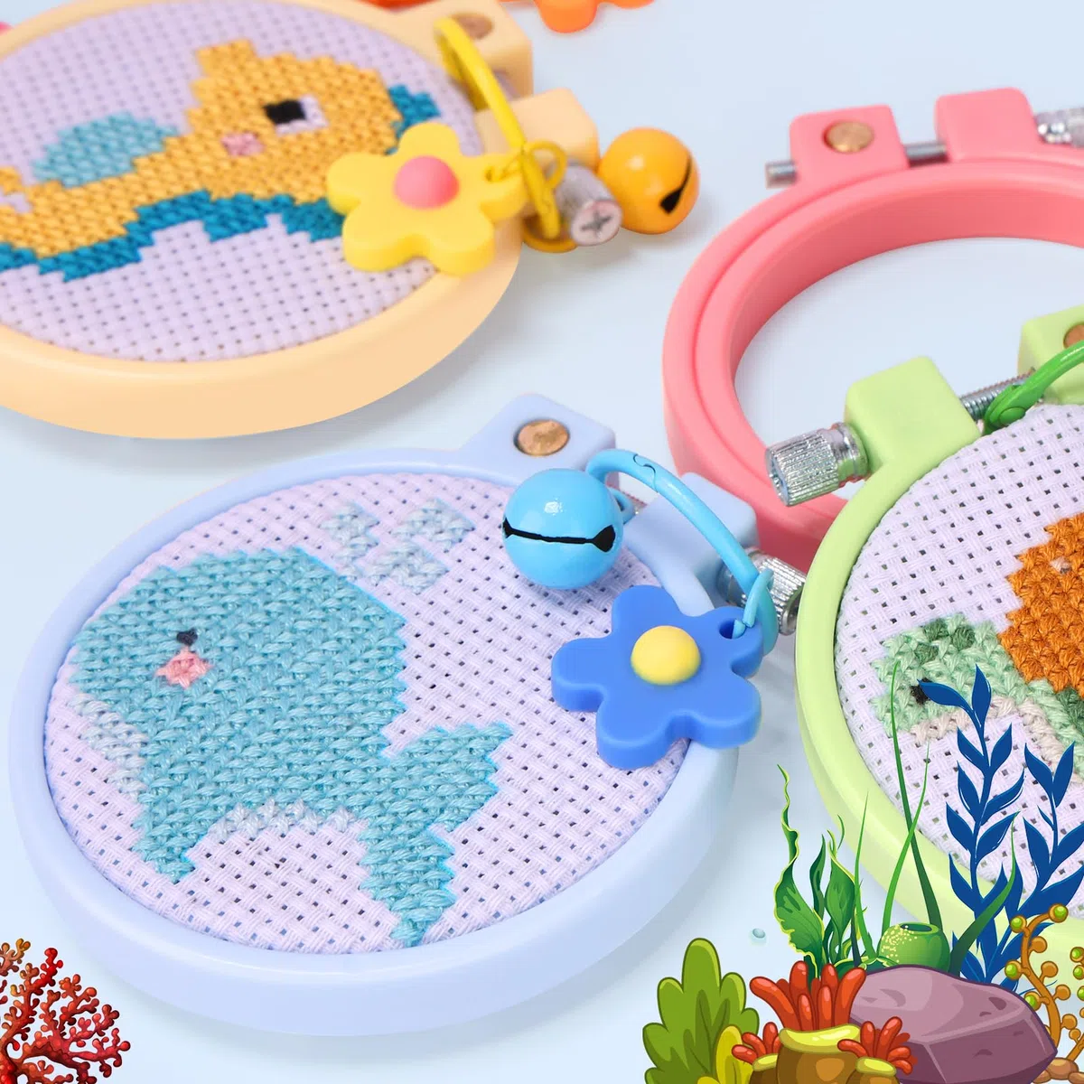 Caydo 6 Pezzi Kit di Punto Croce con Animali Marini per Bambini con Tessuto Aida Stampato, Cerchi per Ricamo, Portachiavi, Strumenti per Ricamo per Principianti Fai-da-te Ornamento Artigianale