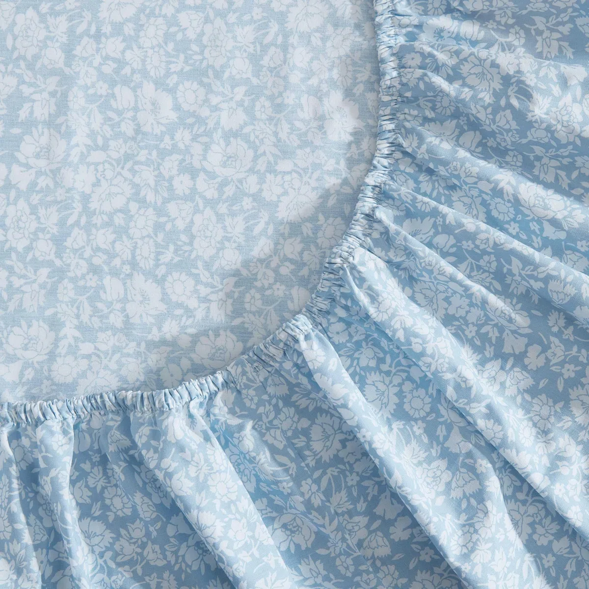 Laura Ashley - Set di lenzuola queen size, in percalle di cotone, leggero e traspirante, decorazione per la casa (Heirloom Ditzy Blue, Queen)