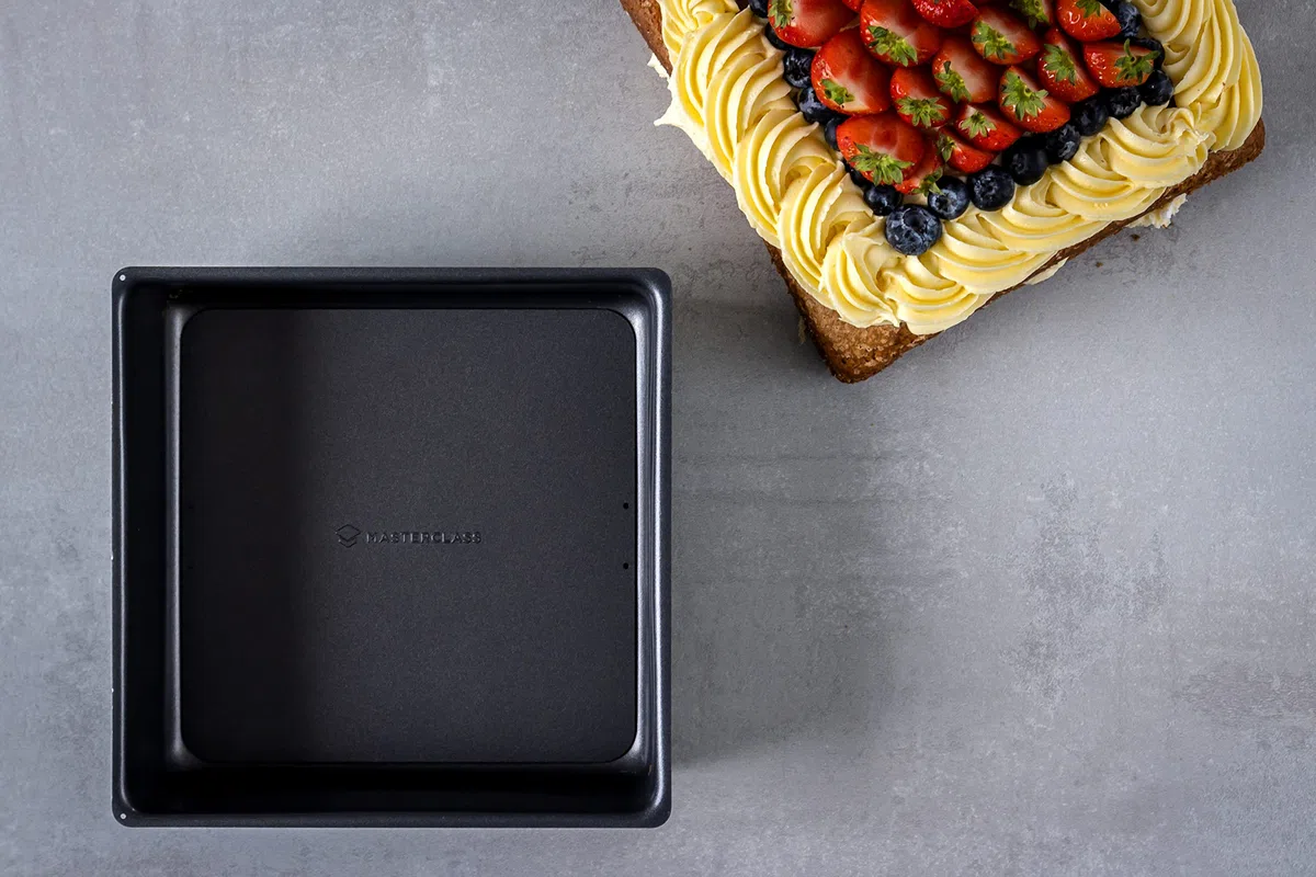 MasterClass Deep Cake Tin, 23cm Square Pan, With Loose Bottom, Non Stick, 1 mm Carbon Steel, PFOA free, 9 Inch, Grey
