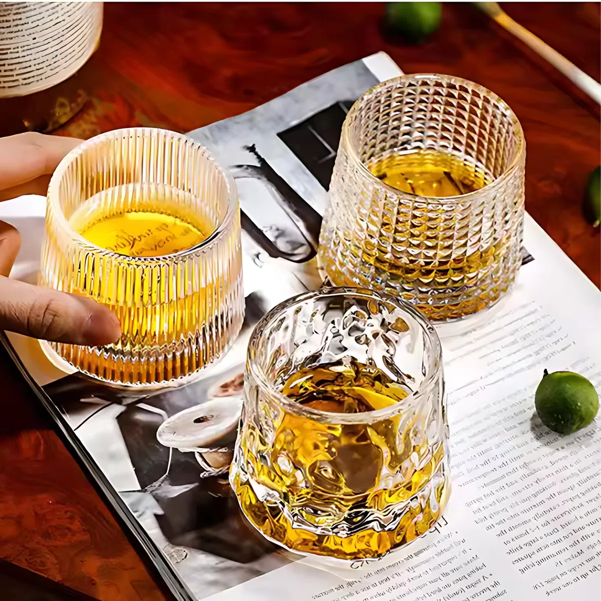 Set Bicchieri da Whisky in Vetro Rotante, Bicchieri Wisky con Fondo Sferico per Degustazione, Bicchiere Senza Gambo di Alta Qualità, 4 Pz Bicchieri Vetro Particolari per Rum, Gin, Amaro e Distillati