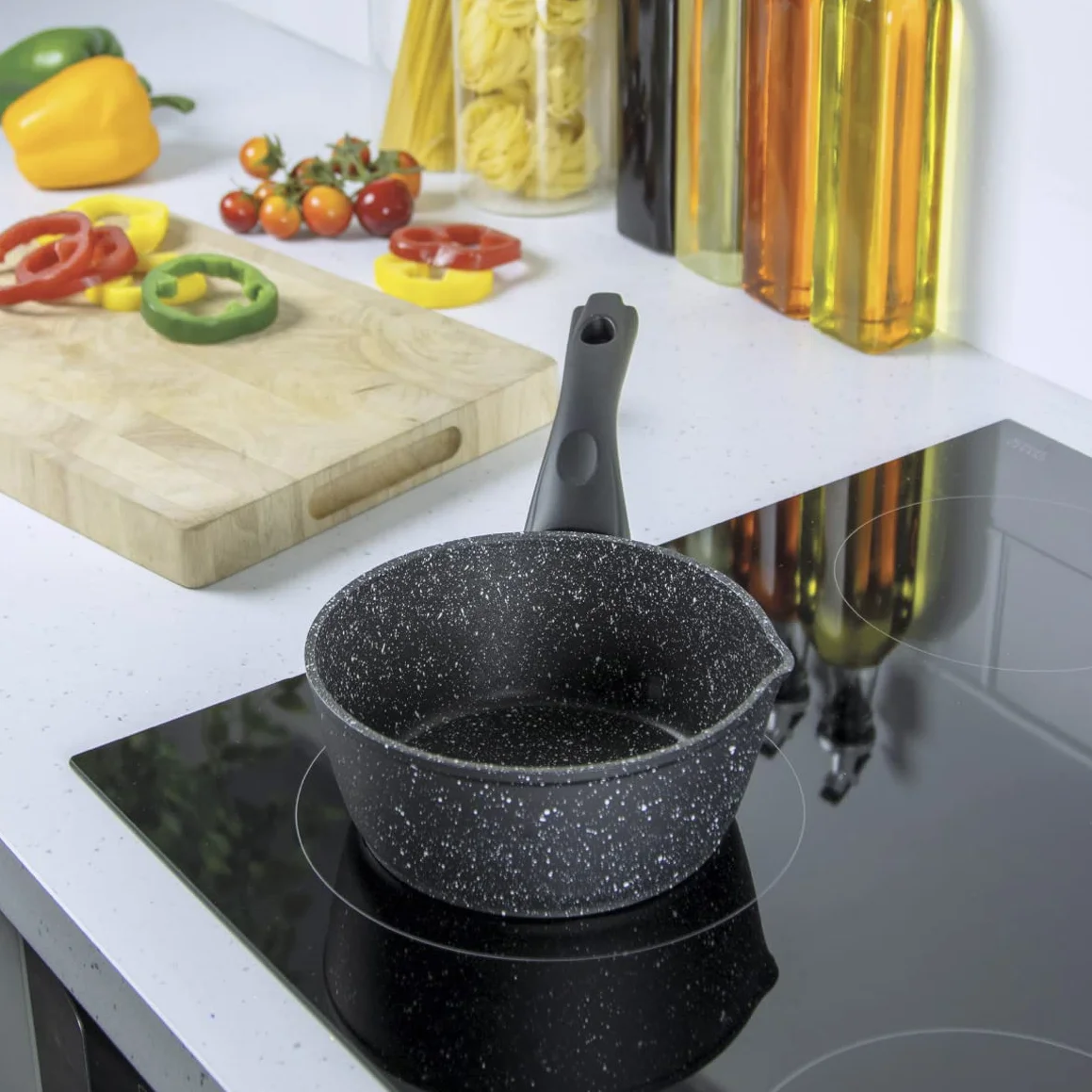 Blackmoor Pentola per il Latte da 16 cm/Rivestimento Antiaderente/Manico Cool Touch/Caratteristiche Unico Beccuccio Versatore/Induzione, a Gas ed Elettrici/Nero