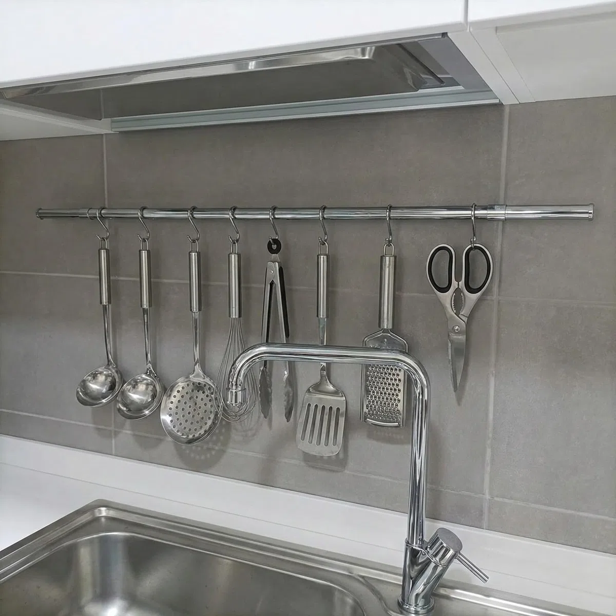 Barra Portautensili Cucina in Metallo 1.6x100 cm, 5 Ganci a S inclusi, Portautensili da Cucina Appendi Mestoli e Utensili Sottopensile