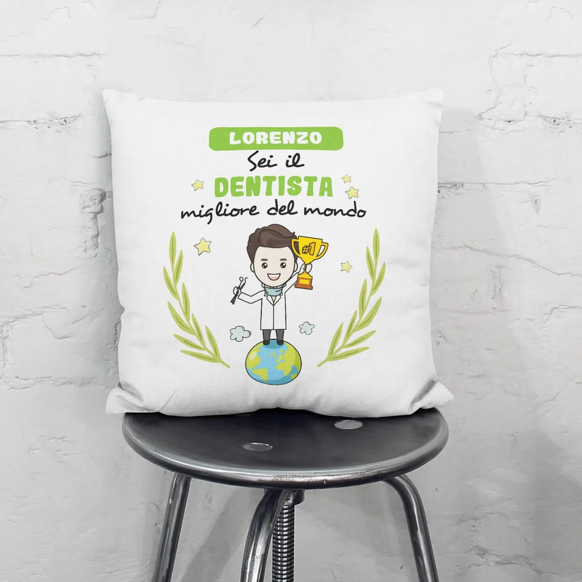 Mugffins Cuscino PERSONALIZZABILE DENTISTA uomo - In italiano - Sei migliore del mondo - Idee Regali Divertenti Laurea Compleanno - Rivestimento e Imbottitura (40x40 cm). Tatto Cotone