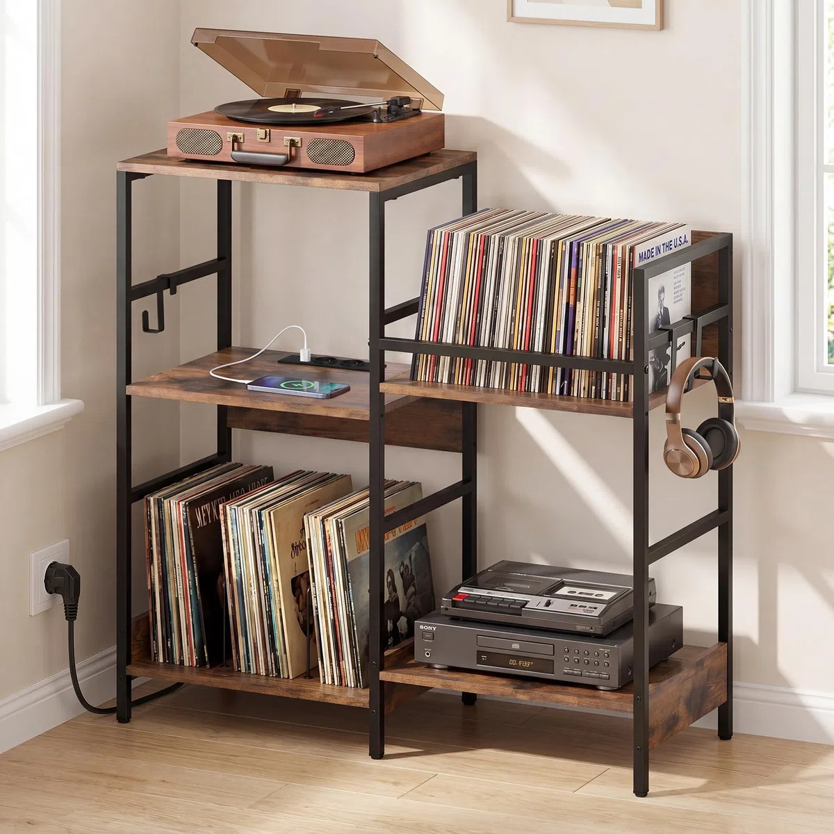 COSTWAY Mobile per Giradischi, Supporto per Vinile con Stazione di Ricarica, Mobile Porta Giradischi con 3 Ripiani, Scomparto, Ripiano Porta Vinili e 3 Ganci per Soggiorno e Studio, 78 x 30 x 78 cm