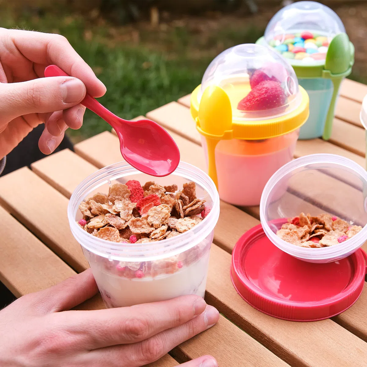 CRYSTALIA Riutilizzabile Tazza Yogurt To Go con Cucchiaio Tazza di Muesli To Go Set 4 500ml SENZA BPA Contenitore Yogurt Insalata Tazza Cereali con Coperchi Porta Yogurt Frutta Contenitore per Yoghurt