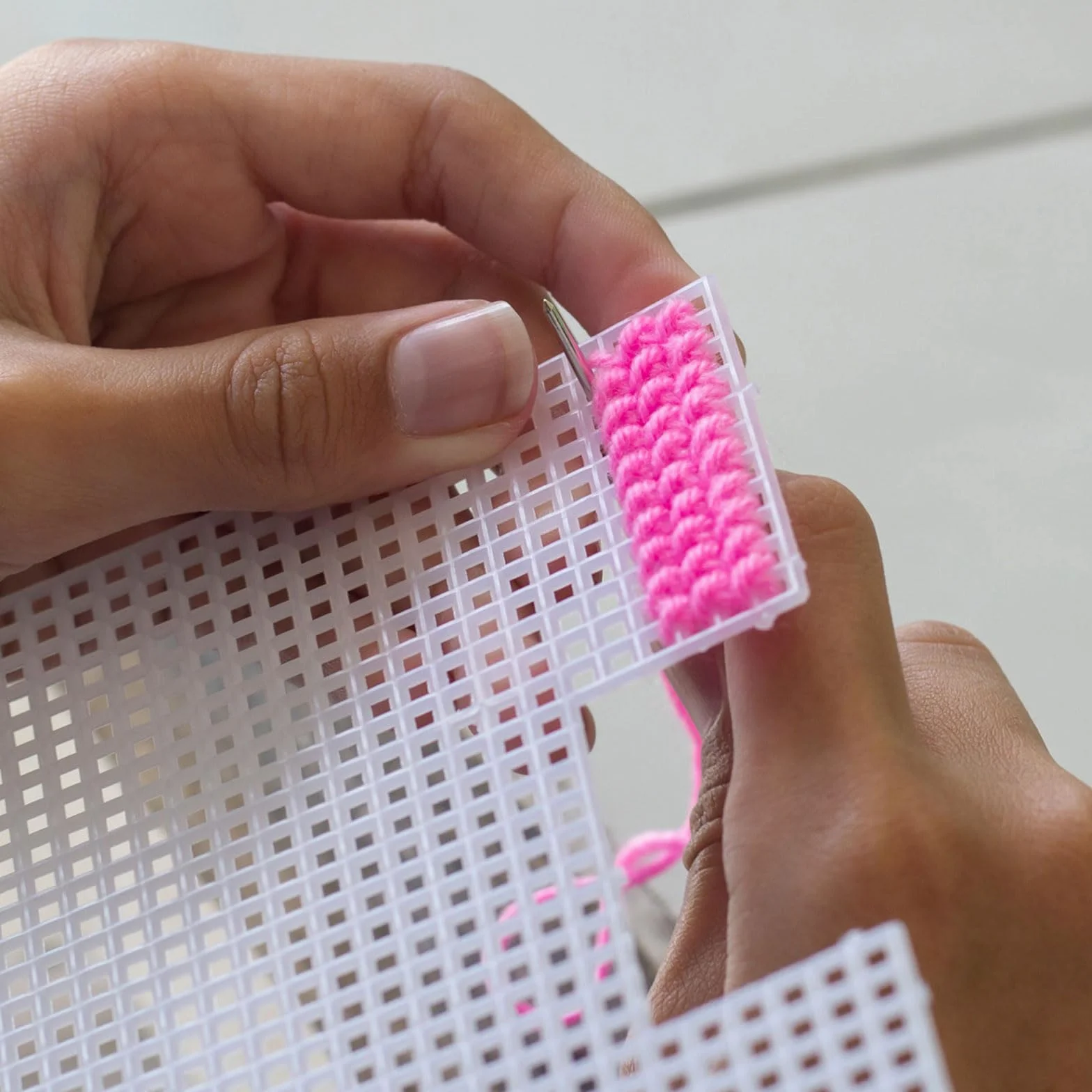QUARKZMAN 4pz Foglio Tela in Rete Plastica 6 Conteggi 41,2cm/ 16,2"per Realizzare Borse Uncinetto Tracolla in Tela Vuota per Ricamo ad Ago Borsa Maglia Uncinetto, Nero