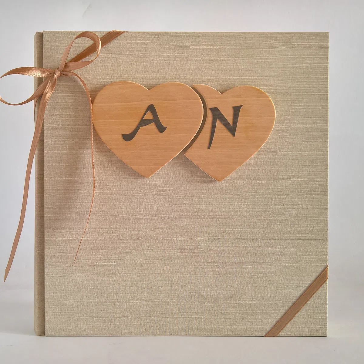 ALBUM FOTOGRAFICO NOZZE MATRIMONIO ANNIVERSARIO TELA DI LINO BEIGE CON CUORI IN LEGNO E INIZIALI PERSONALIZZABILI DESIGN LEGNOEGRAFITE (30X30 cm con 30 fogli (60 facciate))