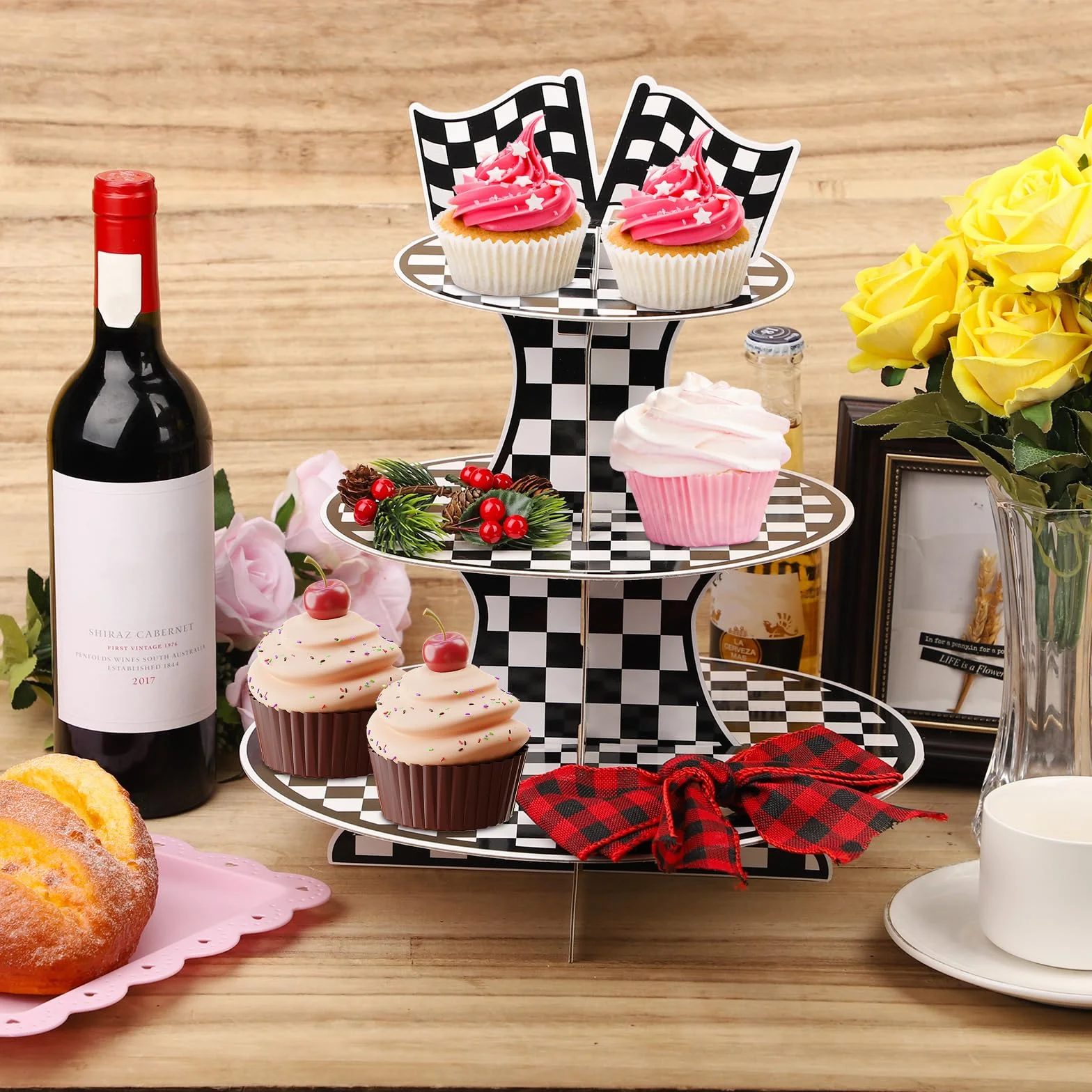PEUTIER 2pz Decorazioni per Feste di Compleanno Auto, Supporto per Cupcake 3 Livelli per 48 Cupcake con Bandiera Scacchi in Bianco e Nero Forniture per Feste a Tema Auto per Ragazzi Uomini