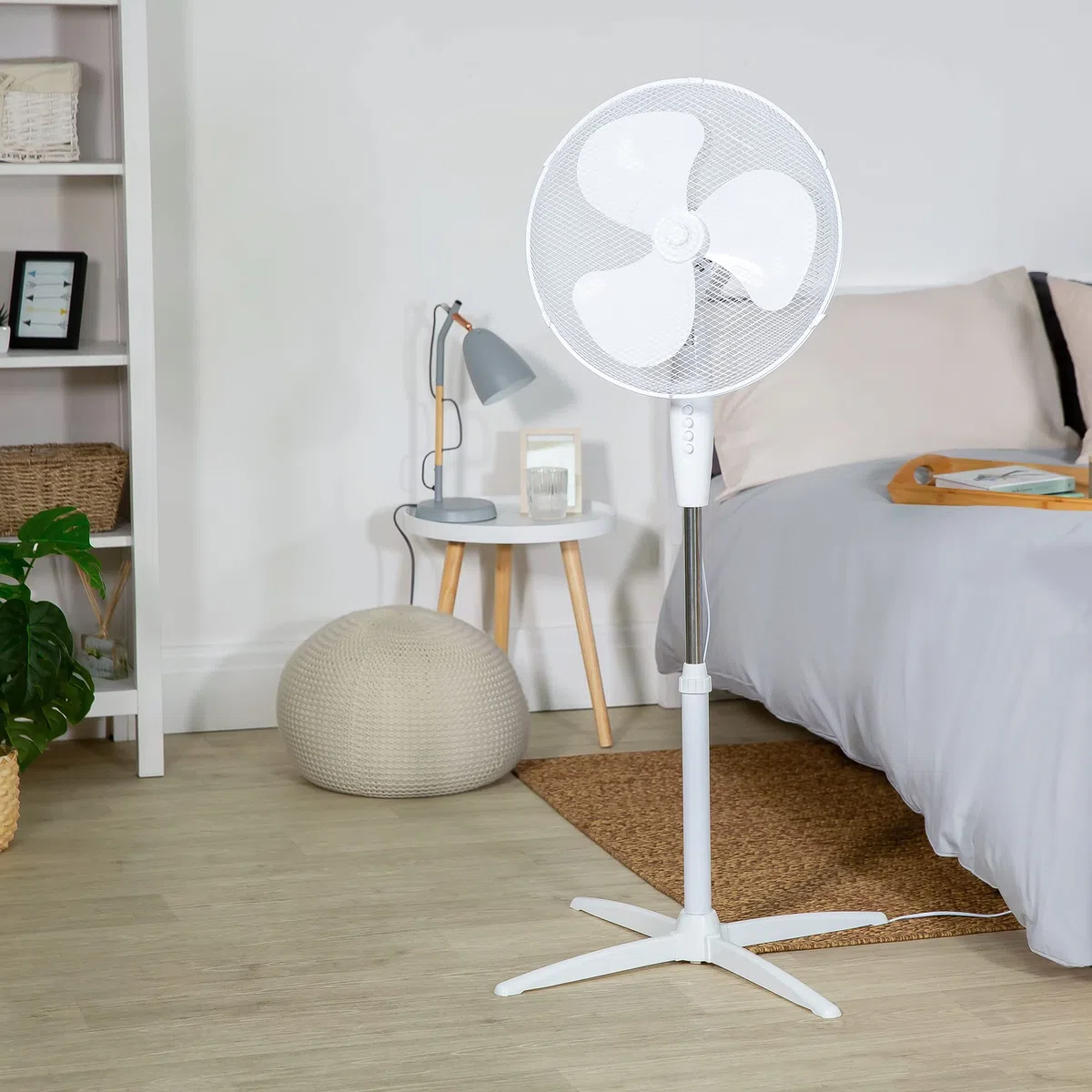 Russell Hobbs Ventilatore con Piedistallo Leggero da 40,6 Cm, 3 Velocità, Oscillazione ad Ampio Raggio, Flusso D'Aria Potente, Altezza Regolabile, Bianco Rhppf1621