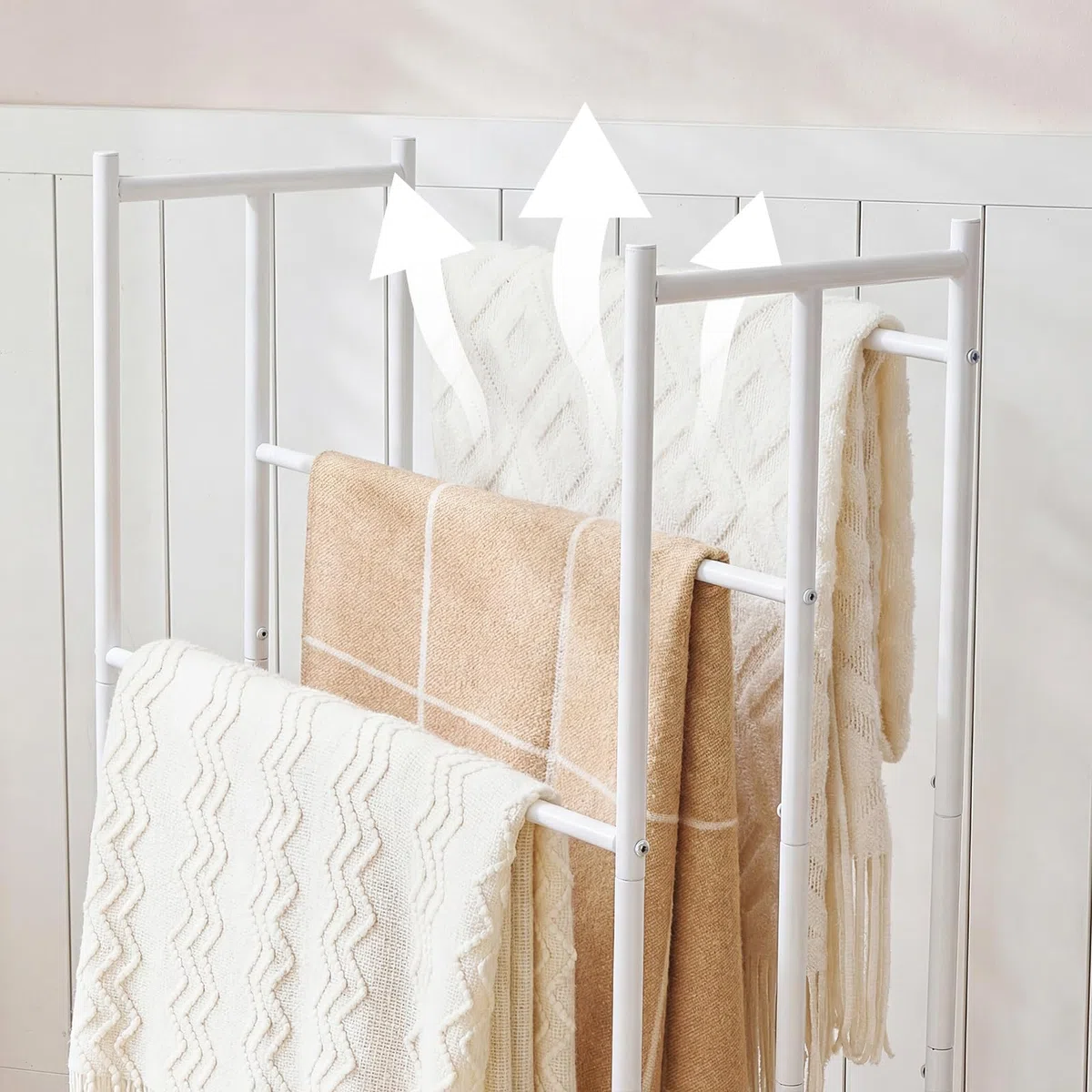 HOOBRO Portasciugamani da Terra, Portasalviette Bagno a 3 Livelli con Ripiani a Scala, Base in Rete con Piedini Regolabili, Scaffale Multiuso per Bagno e Casa, Bianco EWT09LB01