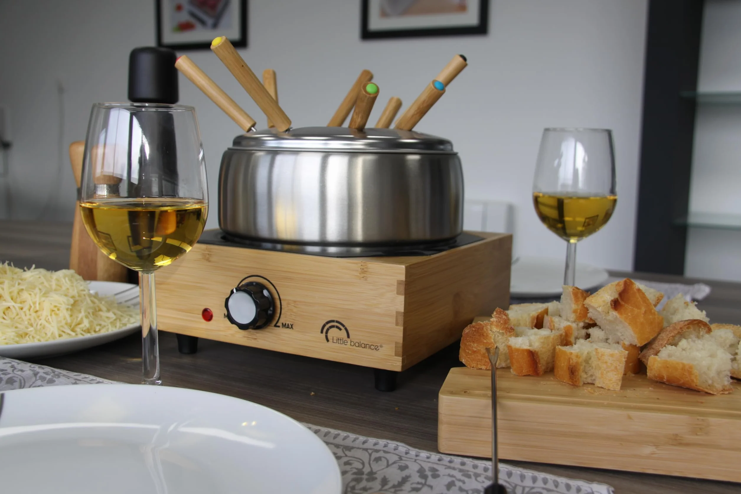 LITTLE BALANCE 8320 Wood Fondue 8 Inox – Apparecchio per fonduta 8 persone – Caquelon Inox antiaderente grande capacità 2 litri – Potenza 800 W – Finitura in vero bambù