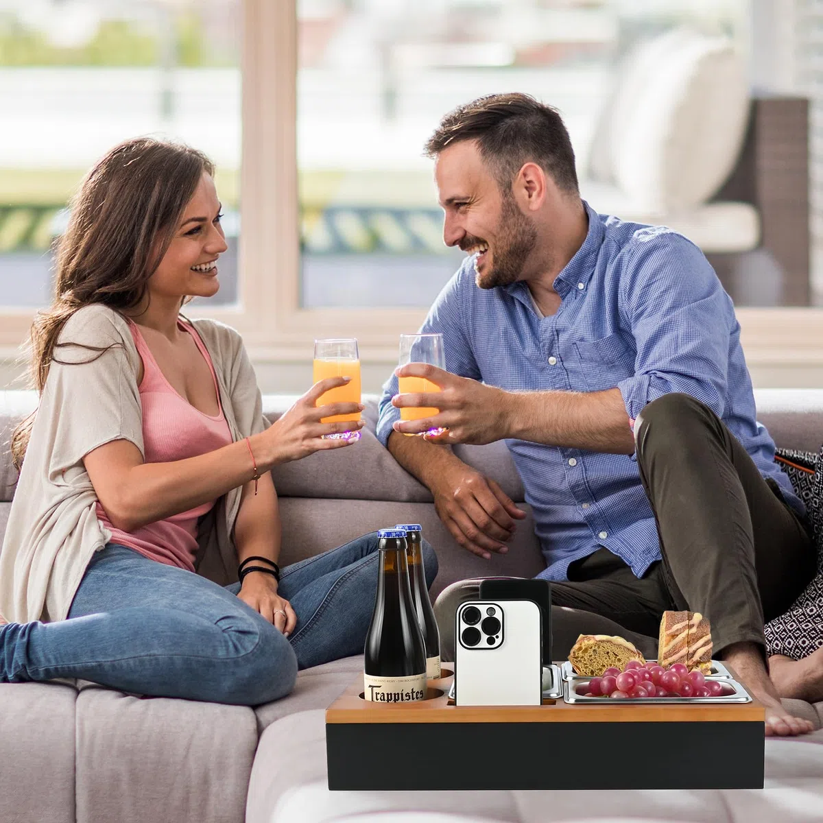 Vassoio da Divano, Euakee Porta Snack da Divano in Legno con Due Ciotole Snack Inossidabile e Portabicchieri, Vassoio da Portata Adatto per Divano del Soggiorno Picnic del Ristorante