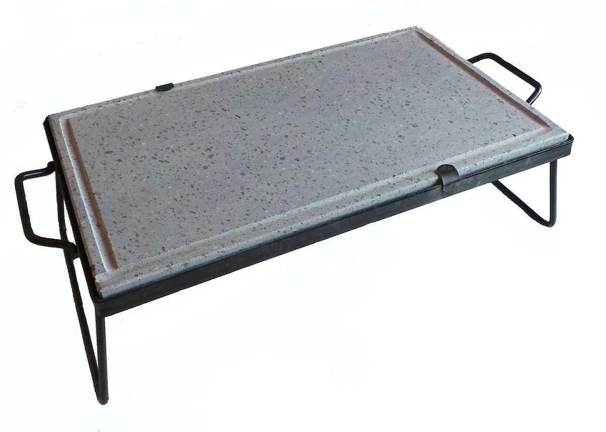 Inferramenta Bistecchiera in Pietra Naturale ollare lavica con Manici e Piedi di Sostegno per Barbecue griglia Cottura dietetica Made in Italy (40x50x2 cm)