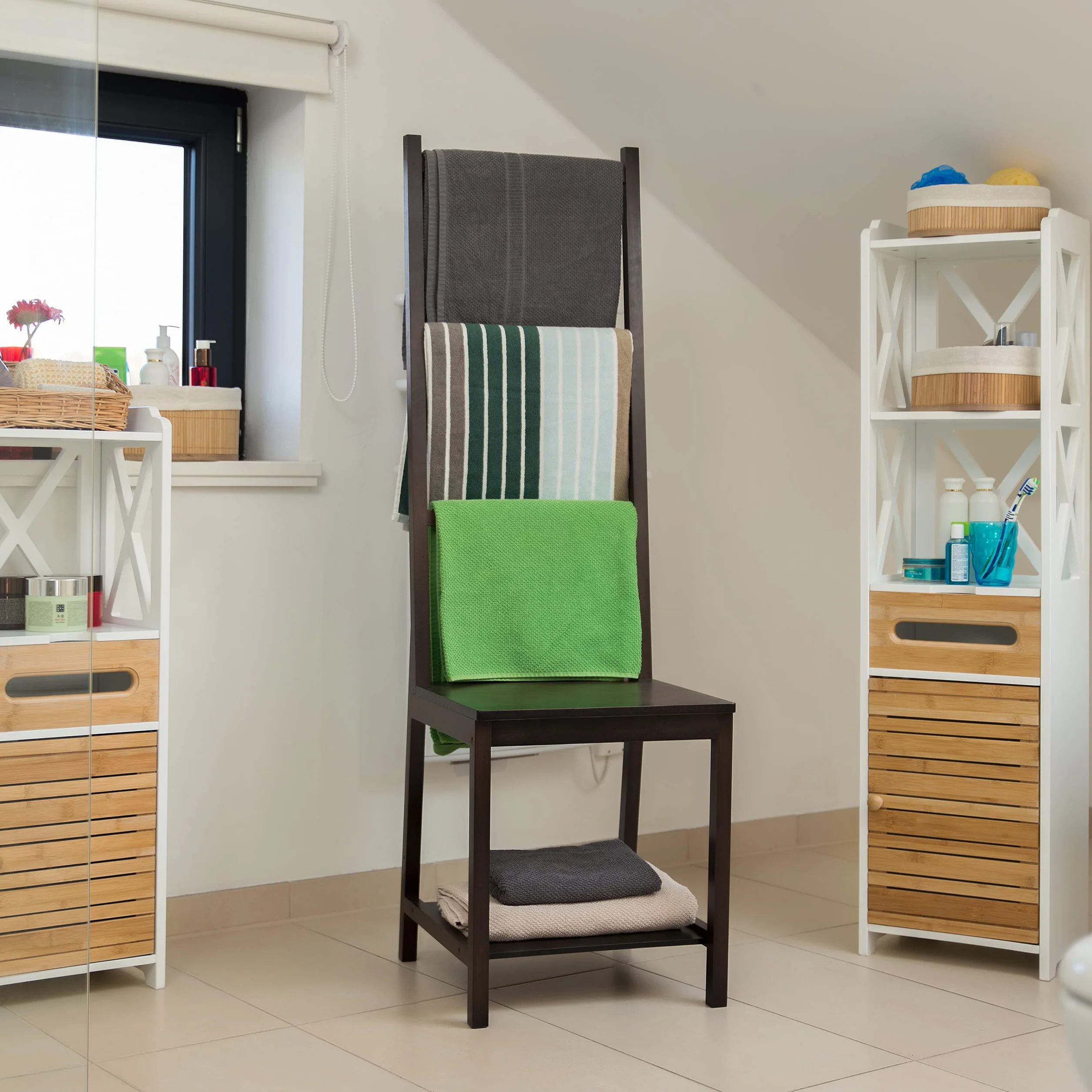 Relaxdays Sedia Portasciugamani in Bambù, HLP 133 x 40 x 42 cm, Bagno e Camera da Letto, Omino Servomuto, Marrone Scuro