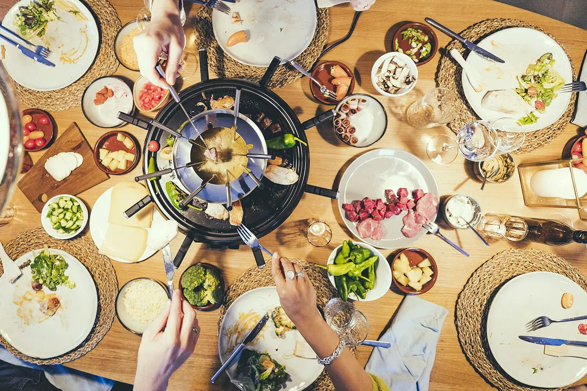SEVERIN Grill/Raclette/Fonduta 8 Padellini, 2 Elementi Riscaldanti Regolabili Separatamente, Combinazione 2-In-1 Con 8 Padellini, Raschietti E Forchette Per Fonduta, Potenza 1.900W, RG 2348