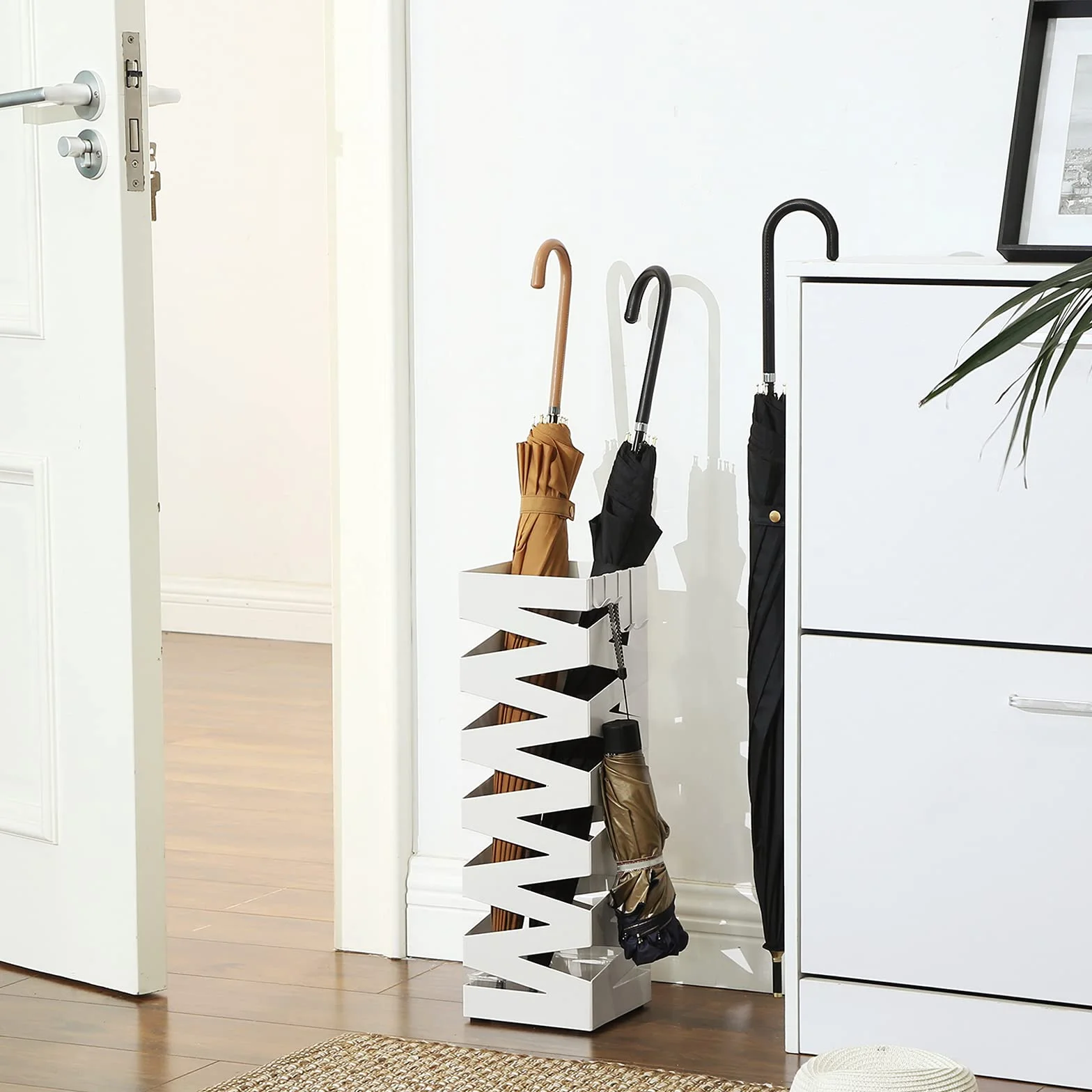 SONGMICS Porta Ombrelli in Metallo, Contenitore per Ombrelli Quadrato con 4 Gancetti e Vaschetta Scolapioggia Rimovibile, 15,5 x 15,5 x 49 cm, Bianco LUC16W