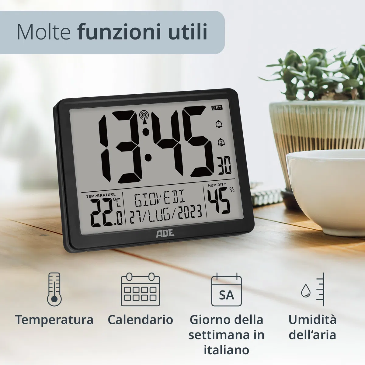 ADE Orologio digitale radiocontrollato con cifre molto grandi | Orologio da tavolo o parete con 2 orari di sveglia e illuminazione | Termometro Igrometro | Cornice stretta in nero opaco
