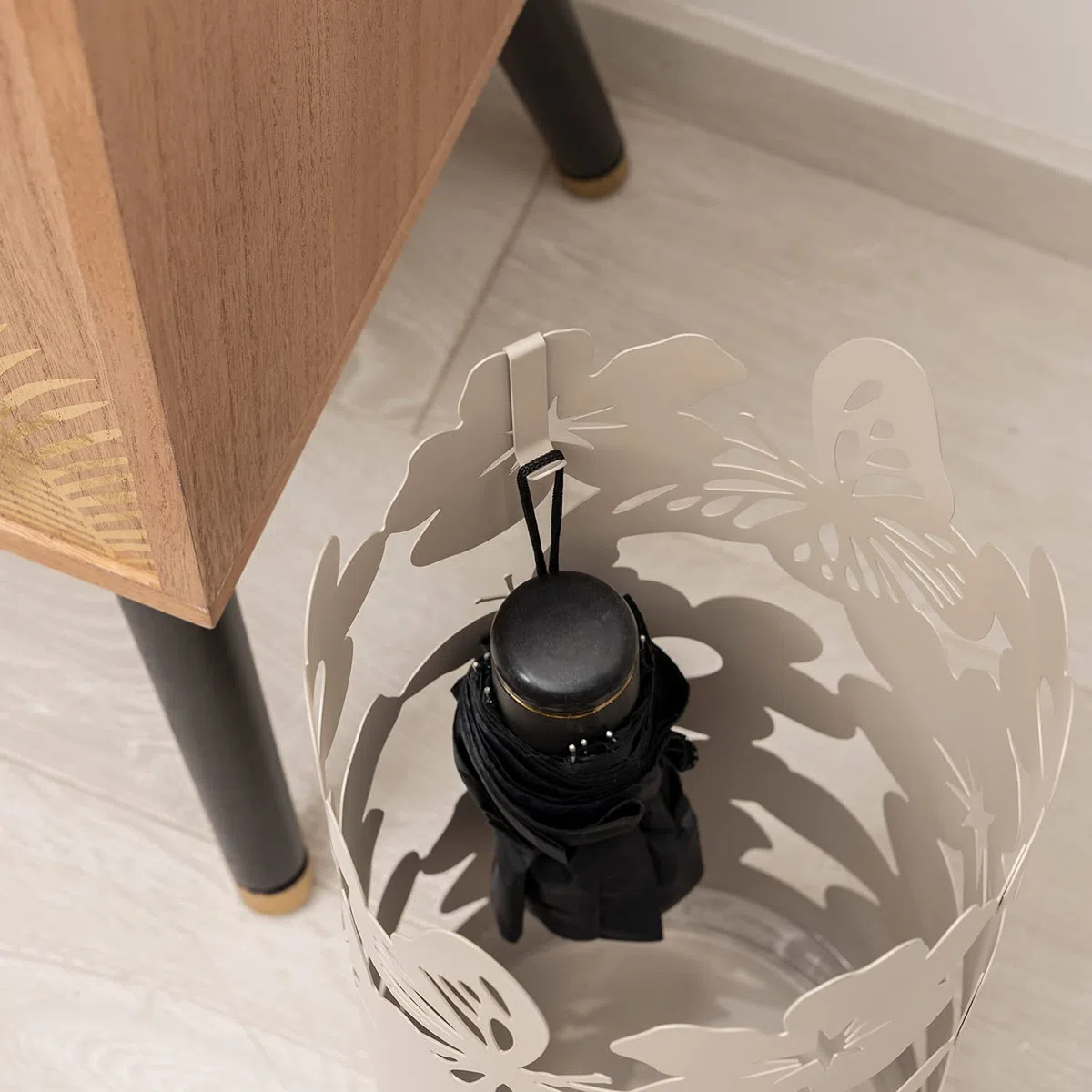 Baroni Home Portaombrelli Design Moderno Porta Ombrelli in Metallo Flowers con 2 Gancini e Vaschetta Scolapioggia Rimovibile 19X19X49 cm (Tortora)