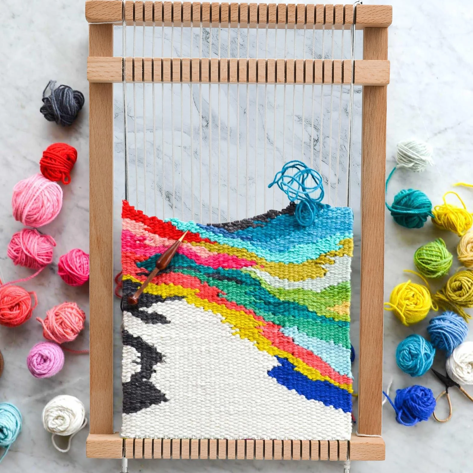 LYKTRIX Telaio Per Bambino,Telaio di Legno per la Tessitura, Fornito di Fili, Pettine, Navetta e Lana Filata per Principianti e Bambini - Dimensioni 29 x 19 cm
