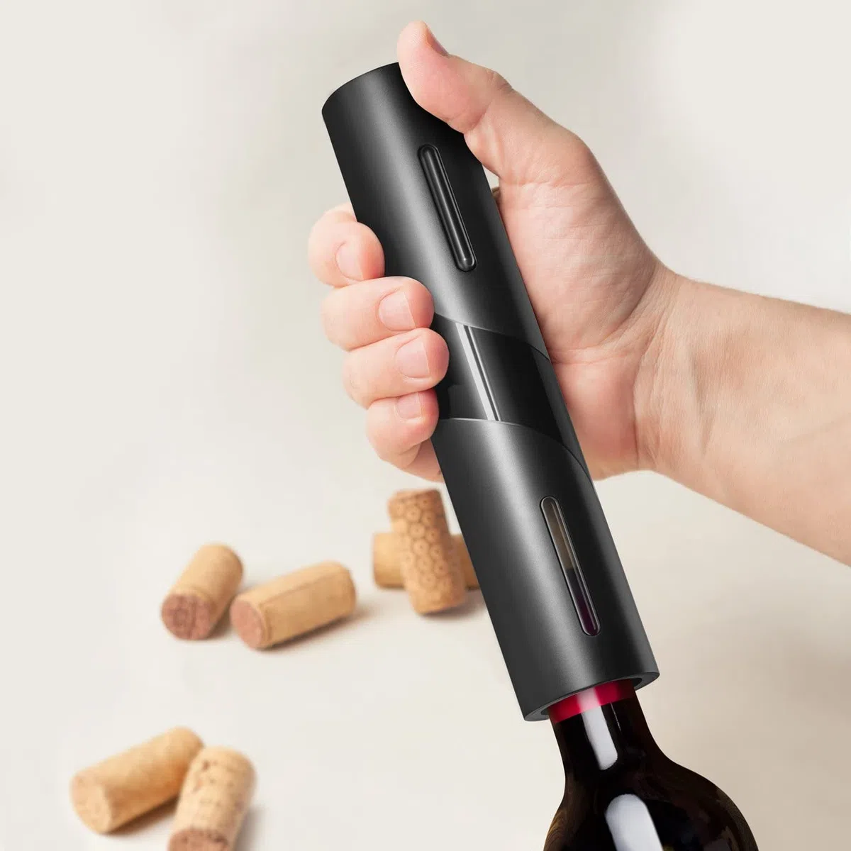 Maverton Stappa Bottiglie Elettrico - Set Accessori Vino + Cavatappi Birra - da 6 Pezzi - Personalizzato a Stampa - Scatola in Legno di Bambù - 27x22x7 cm - per le Coppie - regalo di Natale - Natale