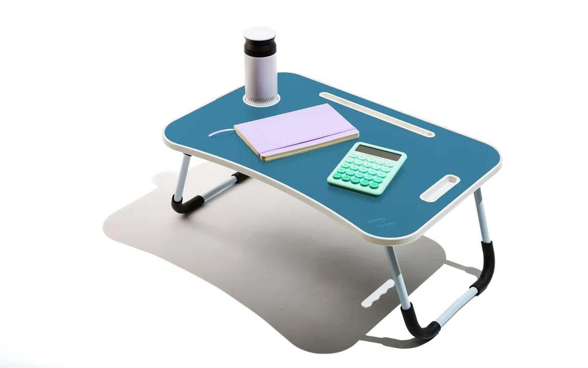 Tavolino da Smart Working, Scrivania Pieghevole in Plastica e Metallo, Richiudibile con Portabicchieri e Supporto Tablet, per Letto e Divano, 60 x 40 x 30 cm, Colore Blu Ottanio