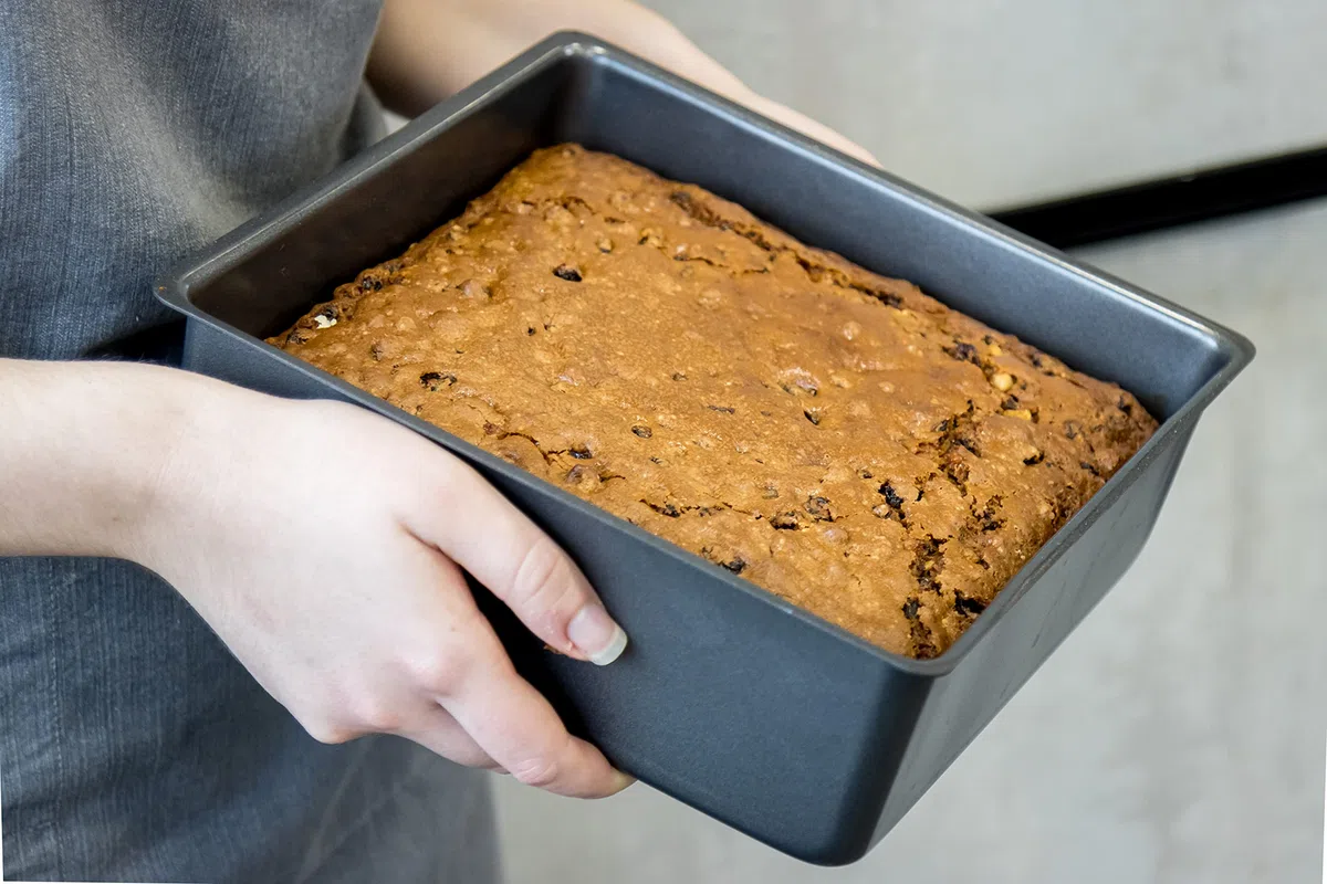 MasterClass Deep Cake Tin, 23cm Square Pan, With Loose Bottom, Non Stick, 1 mm Carbon Steel, PFOA free, 9 Inch, Grey