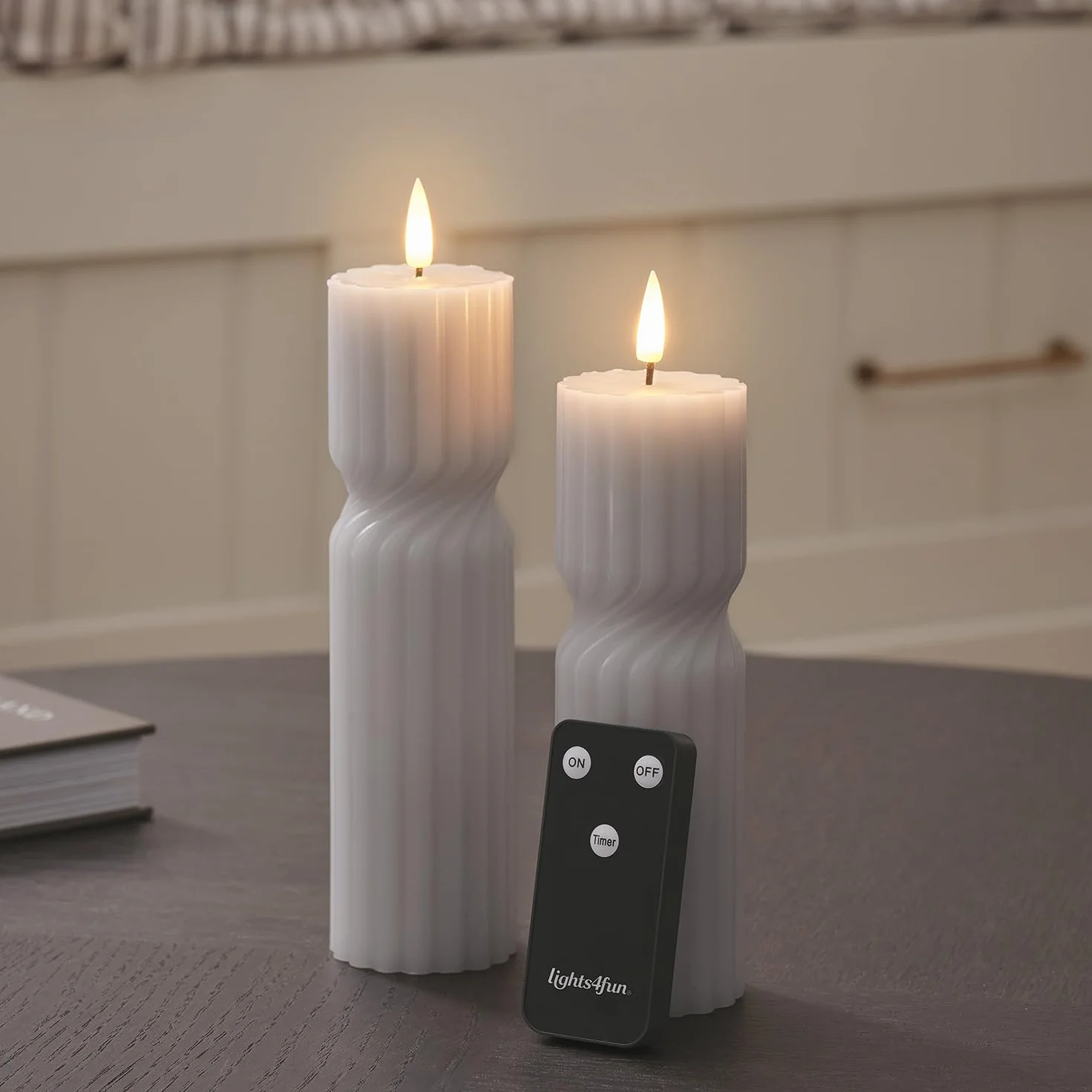 Lights4fun TruGlow Set di 2 candele in vera cera grigia | LED tremolanti bianchi caldi | con telecomando e timer da 6 ore a batteria | decorazione primavera per tavolo e soggiorno, altezza 17,50 cm